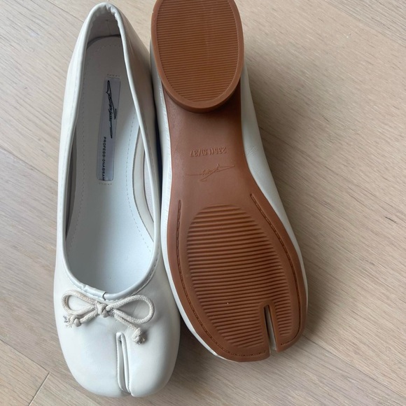 White tabi shoes with block kitten heels - Picture 4 of 4